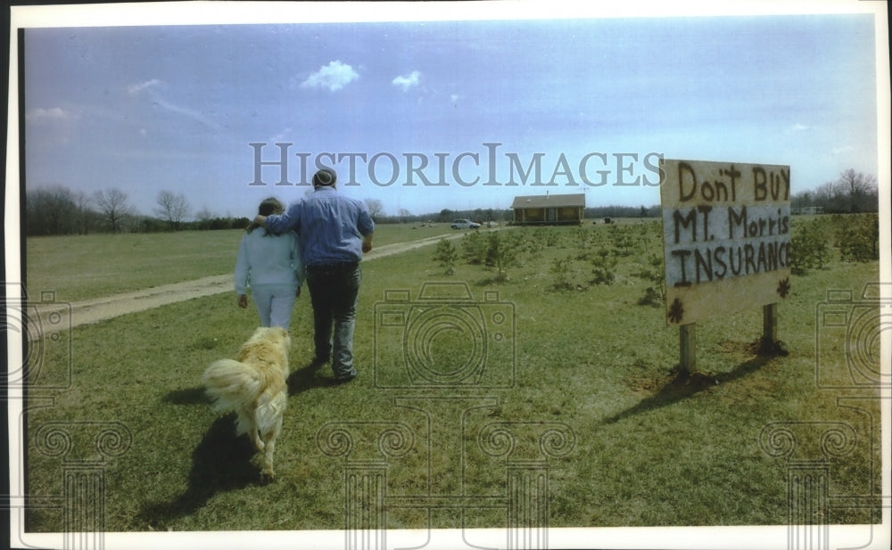 1993 Press Photo Robert and Carol Moss in front of their Neshkoro, Wisc home- Historic Images