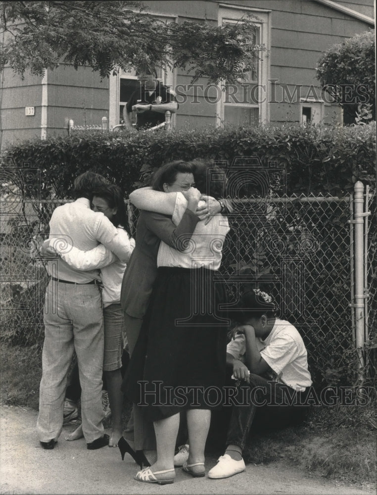 1992 Press Photo Neighbors &amp; friends outside home of Monique Hodgson, Milwaukee- Historic Images