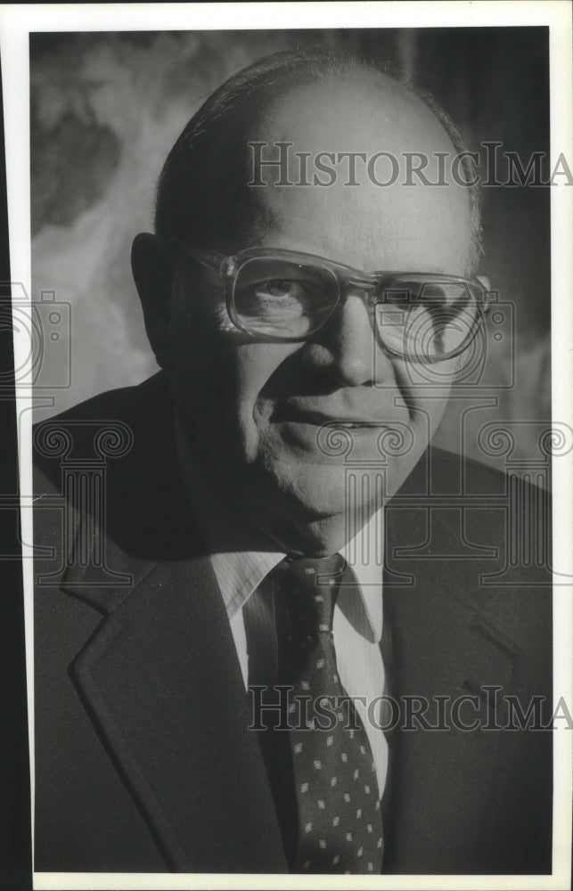 1983 Press Photo Irven C. Hoesly, Pilgrim Park Middle School, Brookfield, Wis.- Historic Images