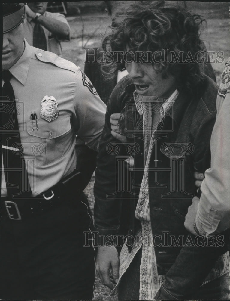 1973 Press Photo John J Hoeft being helped by Police officers- Historic Images