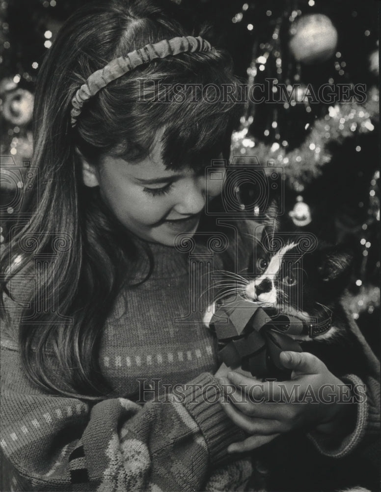 1992 Press Photo Erika Tucker of Grafton with Spot, a new addition to the family- Historic Images