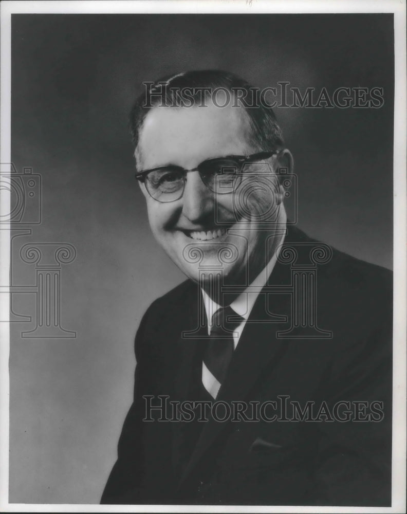 Load image into Gallery viewer, 1971 Press Photo Leonard C. Hobert, President of Gimbels Wisconsin, Milwaukee
