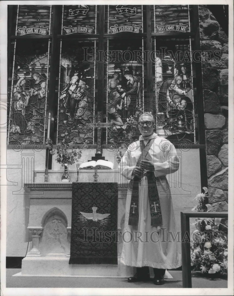 Load image into Gallery viewer, 1969 Press Photo Rev. Hiram Hogberg, chaplain at Milwaukee Lutheran Hospital
