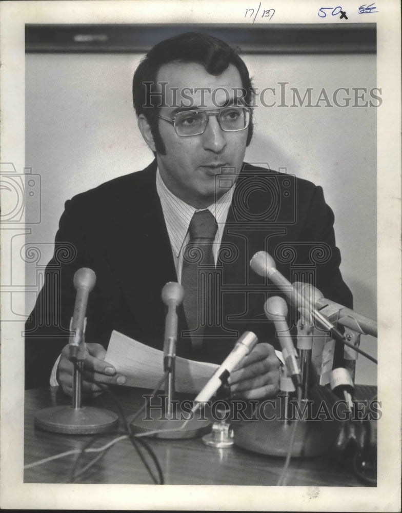 1973 Press Photo Milwaukee's Sam L. Orlich speaking at press conference