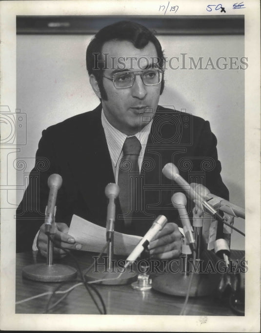 1973 Press Photo Milwaukee's Sam L. Orlich speaking at press conference