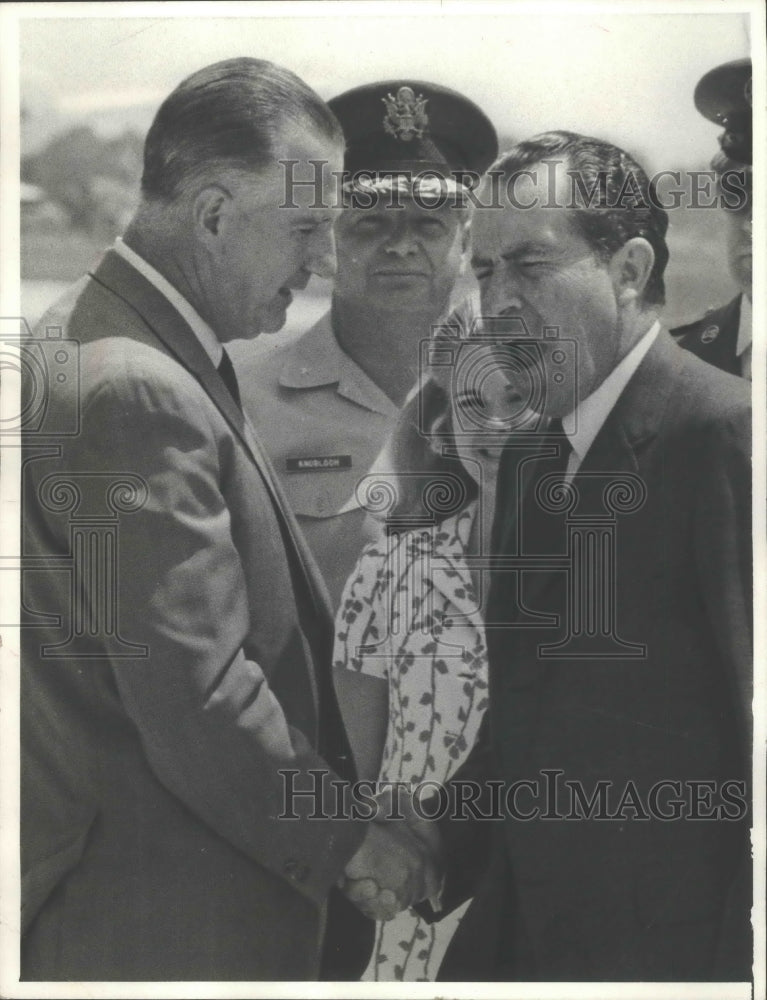 1973 Press Photo President Nixon received handshake from Agnew in Maryland- Historic Images