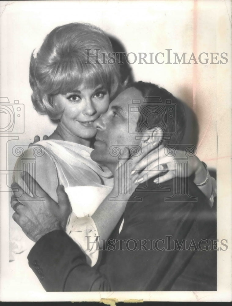 1964 Press Photo German actress Elke Sommer and Joe Hyams, a newspaperman - Historic Images