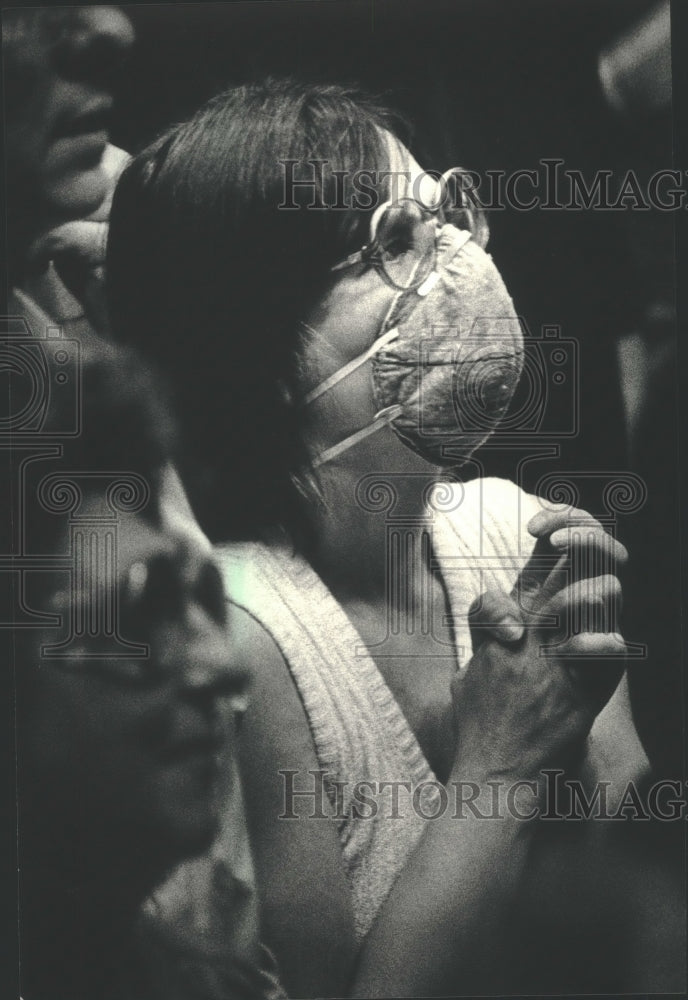 1987 Press Photo A woman prays to be healed- Historic Images