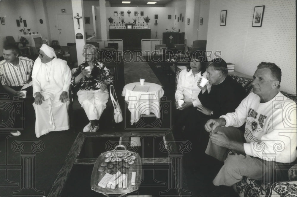 1994 Press Photo Meeting after mass at St. Mary the Virgin Catholic Church in WI- Historic Images