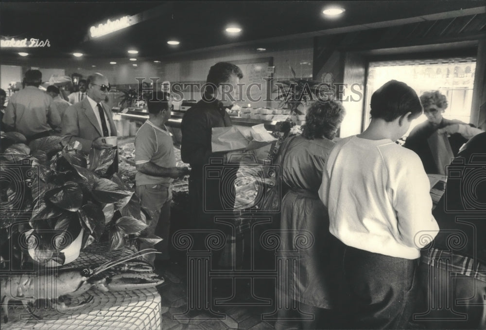 1987 Press Photo Al&#39;s Seafood Market &amp; Deli bustling with customers in Milwaukee- Historic Images