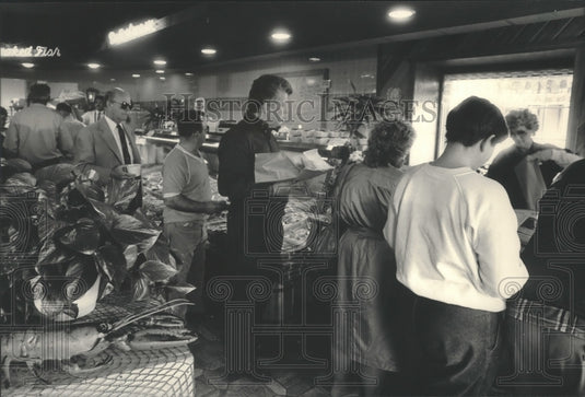 1987 Press Photo Al's Seafood Market & Deli bustling with customers in Milwaukee- Historic Images