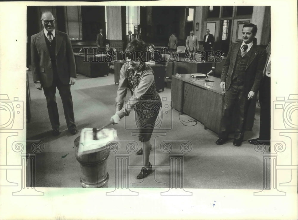 1981 Press Photo Sandra Hoeh swung a mallet during Common Council in City Hall- Historic Images