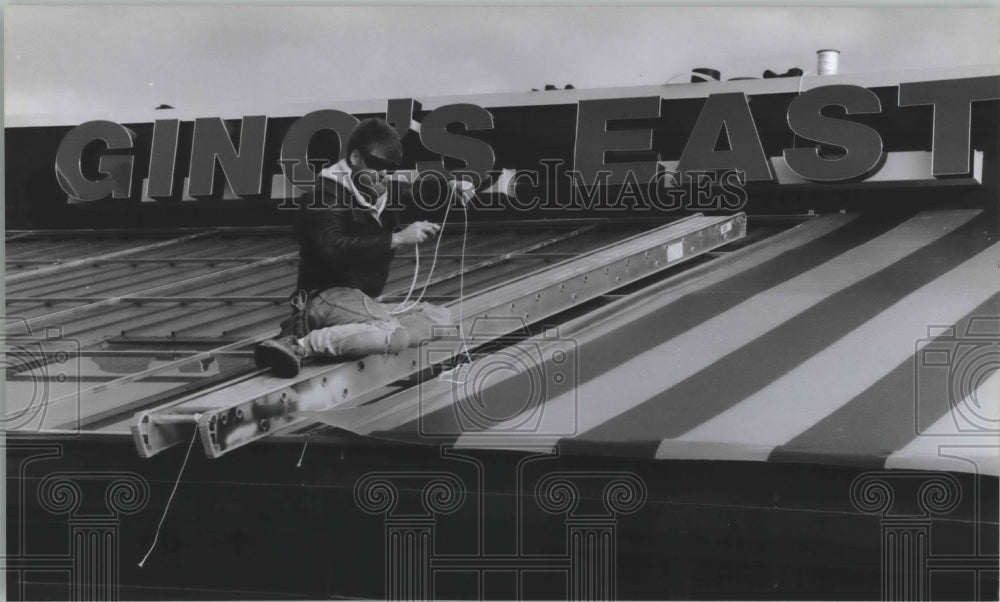 1993 Press Photo Employee of Gallagher Tent and Awning in Wisconsin hangs awning- Historic Images