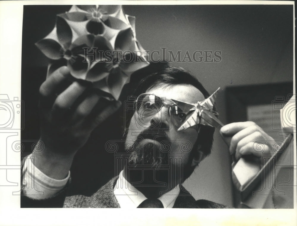 1991 Press Photo Art Beaudry with his Origami star and ball- Historic Images