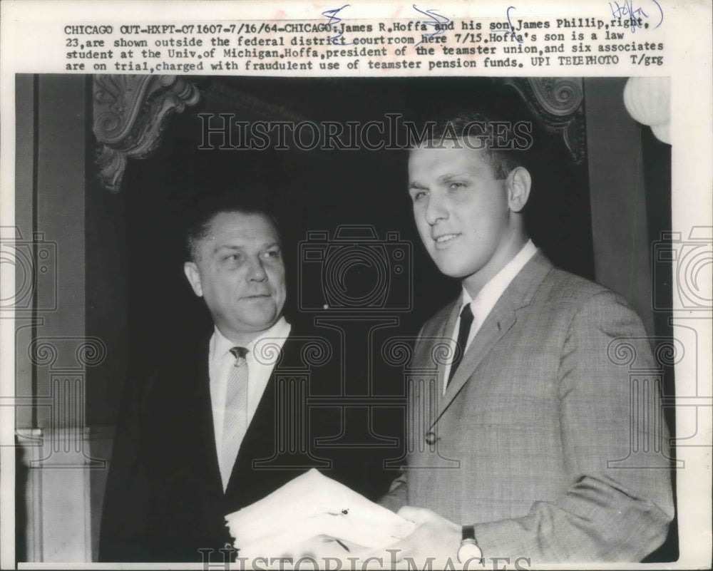 1967 Press Photo James R. Hoffa with son James Phillip outside Chicago courtroom- Historic Images