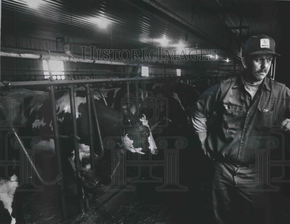 1978 Press Photo Harlan Arnold used PBB money to rebuild Wisconsin dairy farm- Historic Images