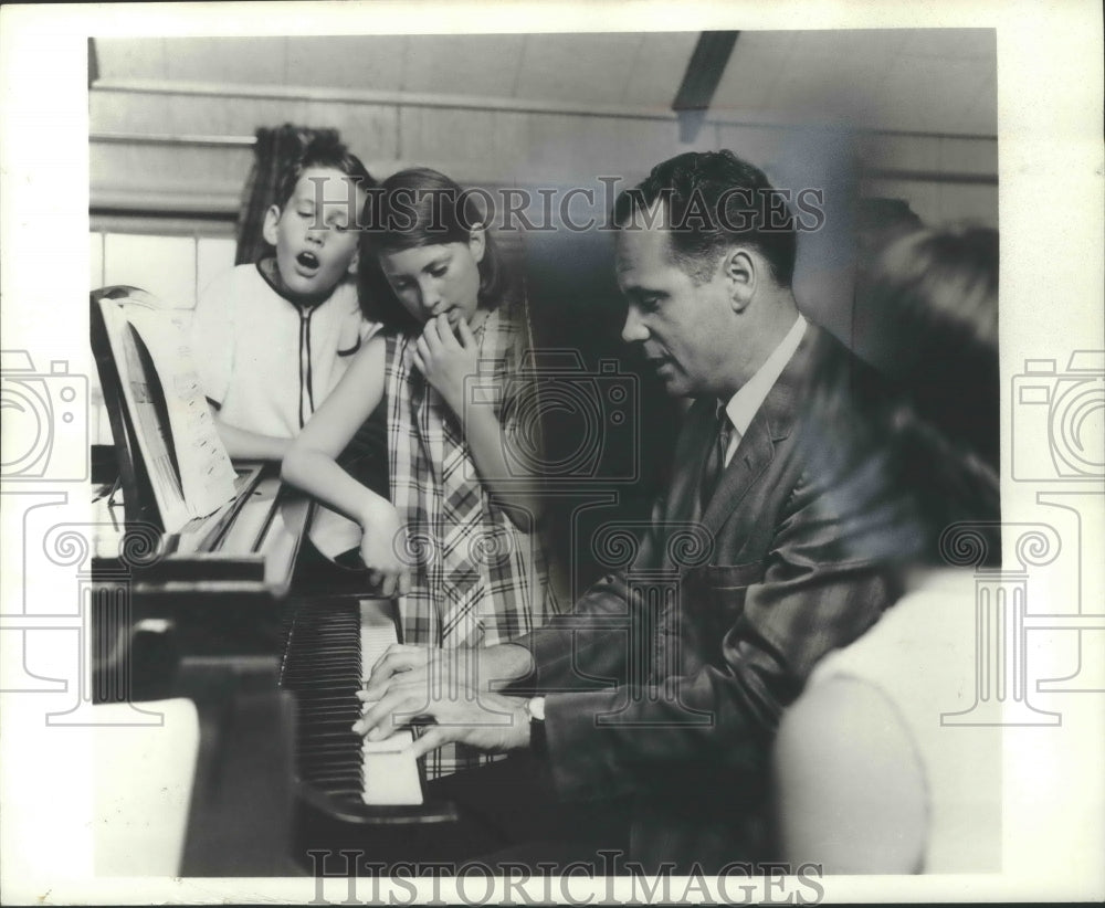 1973 Press Photo Dr. Robert Pace, National Piano Foundation, New York