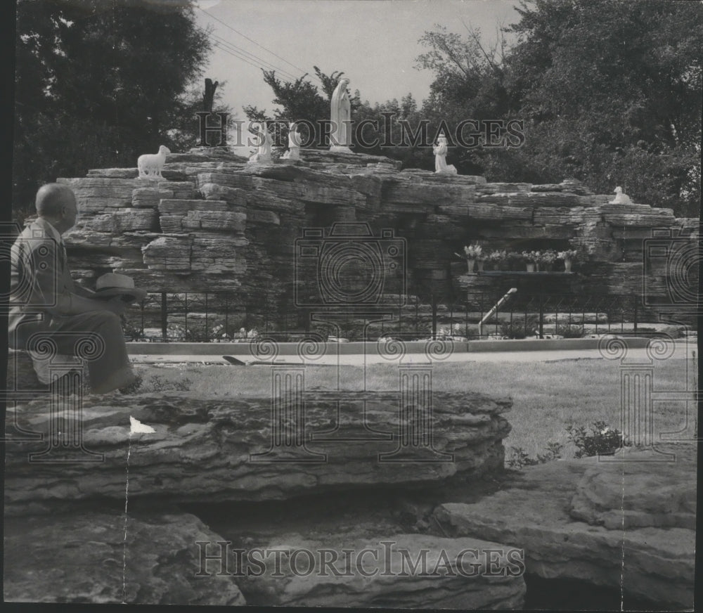 1948 Press Photo William Pope looks at shrine at Our Lady of Rosary Fatima