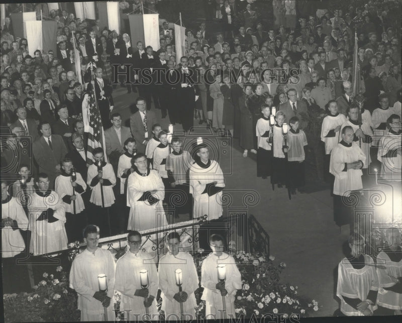 Load image into Gallery viewer, 1953 Press Photo Prayers for peace said at Our Lady of Fatima shrine - mjb72826
