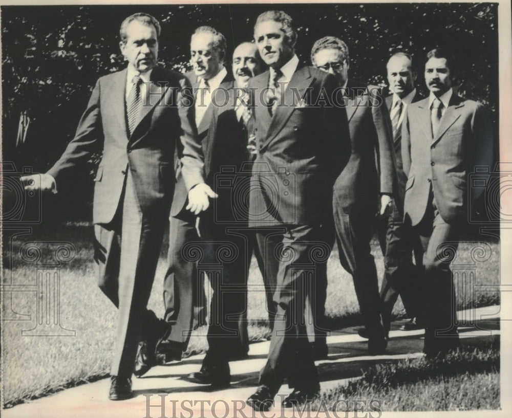 1973 Press Photo President Nixon with Arab ministers touring the White House- Historic Images