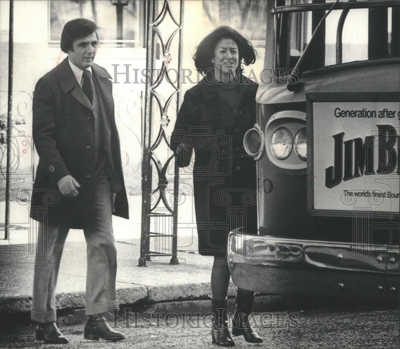 Load image into Gallery viewer, 1975 Press Photo Sally Papia boarding bus near Northbrook Inn - mjb72910
