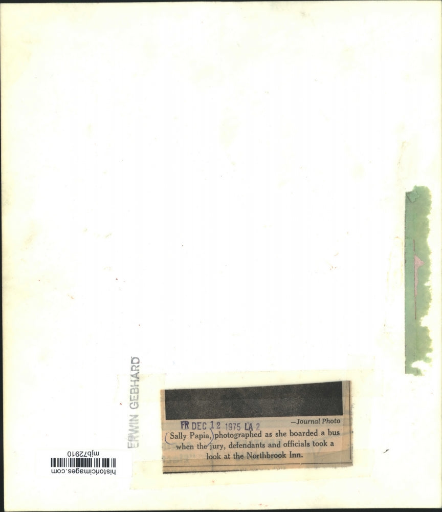 1975 Press Photo Sally Papia boarding bus near Northbrook Inn - mjb72910