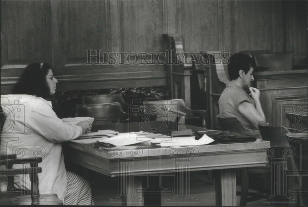 1993 Press Photo Candy Papia, Sally Papia in court for dispute, Milwaukee- Historic Images