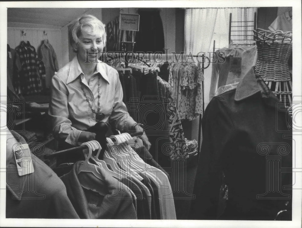 1978 Press Photo Dorothy Holbrook, in one of her sportswear shops, Wisconsin.- Historic Images