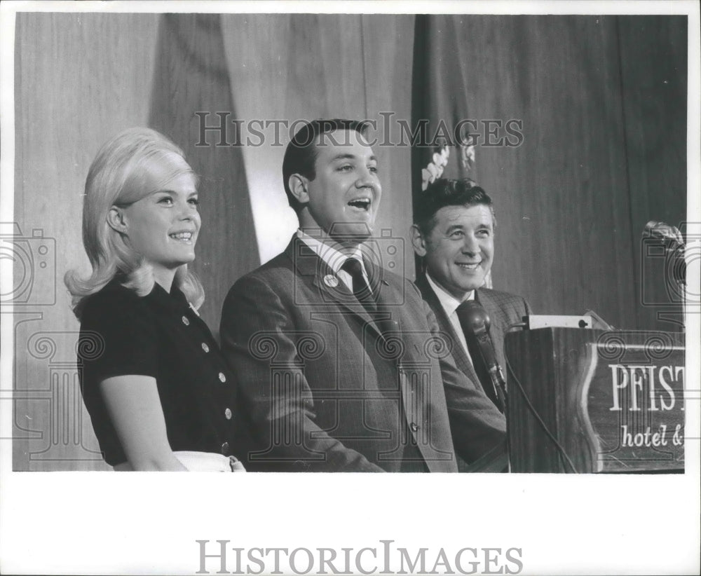 1968 Press Photo Robert Humphrey and Wife - mjb72953