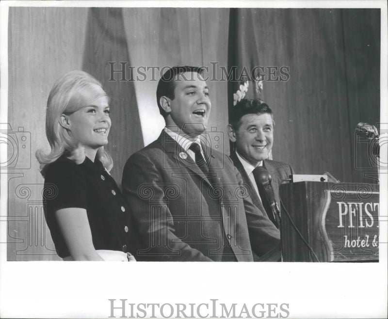 Load image into Gallery viewer, 1968 Press Photo Robert Humphrey and Wife - mjb72953
