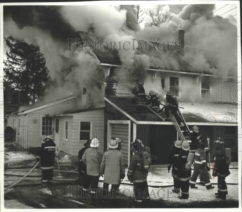 1990 Press Photo Firefighters in Wisconsin try to save Albert Troxell&#39;s home - Historic Images