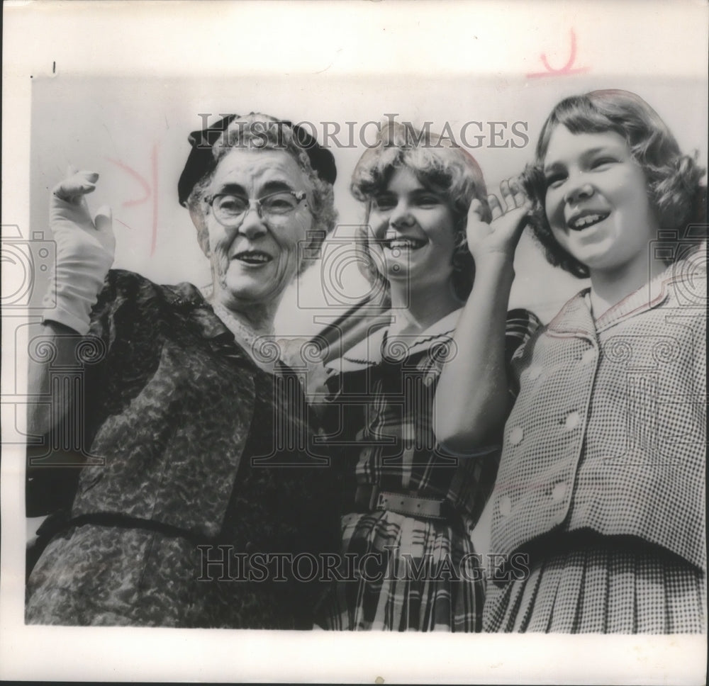 1960 Press Photo Nixon&#39;s kids, Patricia &amp; Julie with his mother Hanna in Chicago- Historic Images