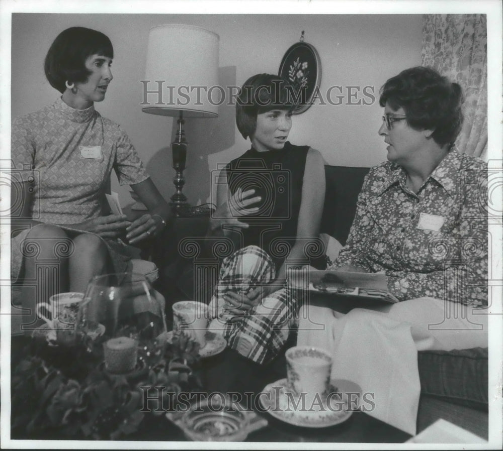 1975 Press Photo American Association of University Women hold tea, Brrokfield