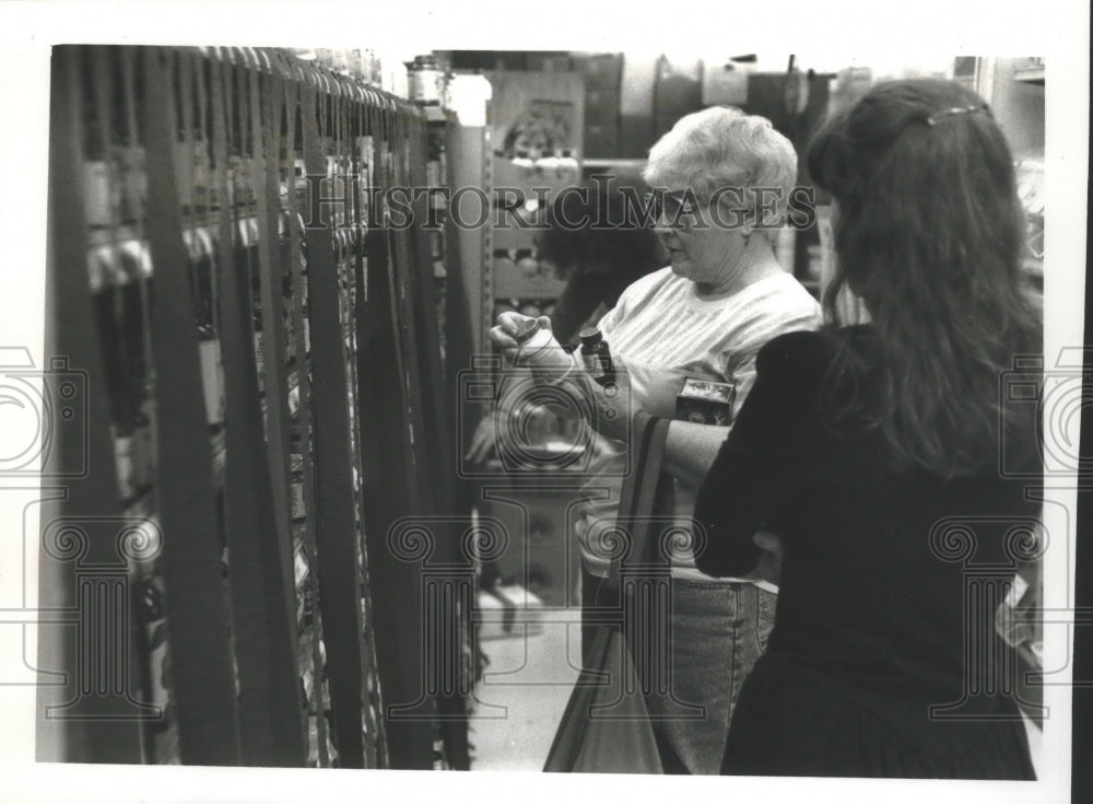 1993 Press Photo Janet Jensen finds vitamins at Outpost Natural Foods new store- Historic Images