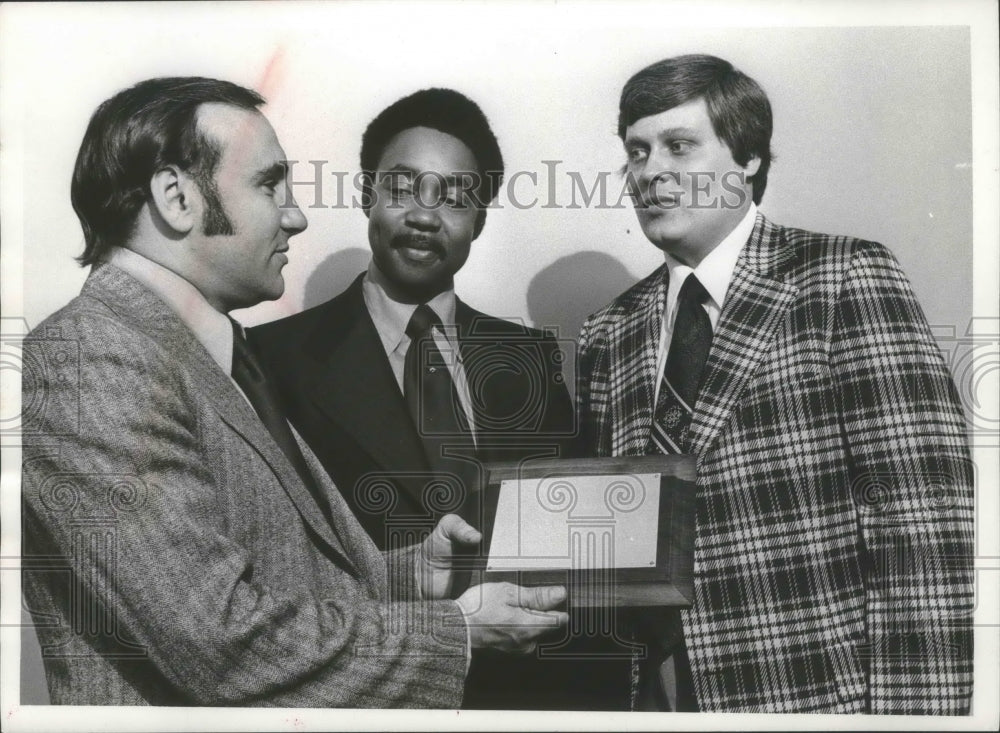 1973 Press Photo Willie Ousley president Englander Tape Corporation Milwaukee- Historic Images