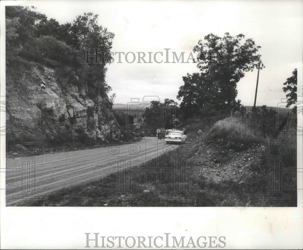 1982 Press Photo Group views proposed park plan at Kettle Moraine state forest- Historic Images