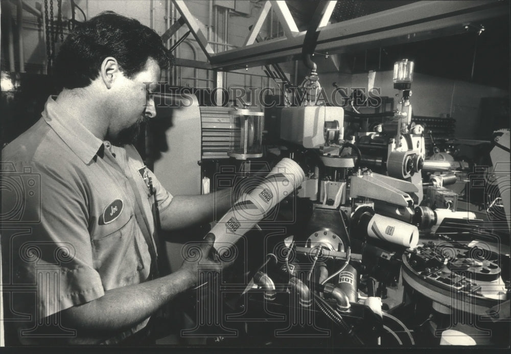 1988 Press Photo Joe Janiszewski assembler, inspects paper cup, Milwaukee.- Historic Images