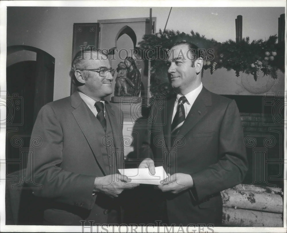 1971 Press Photo Robert Ornst, President of Friends of Art gives $30,000 pledge