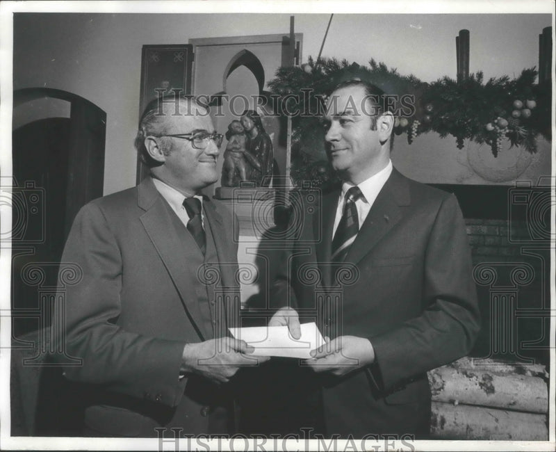 Load image into Gallery viewer, 1971 Press Photo Robert Ornst, President of Friends of Art gives $30,000 pledge
