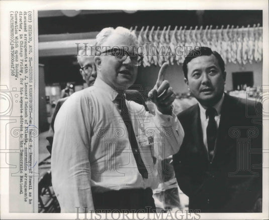 1968 Press Photo Senator Inouye discuss arrangements with Mr. Reinsch, Chicago.