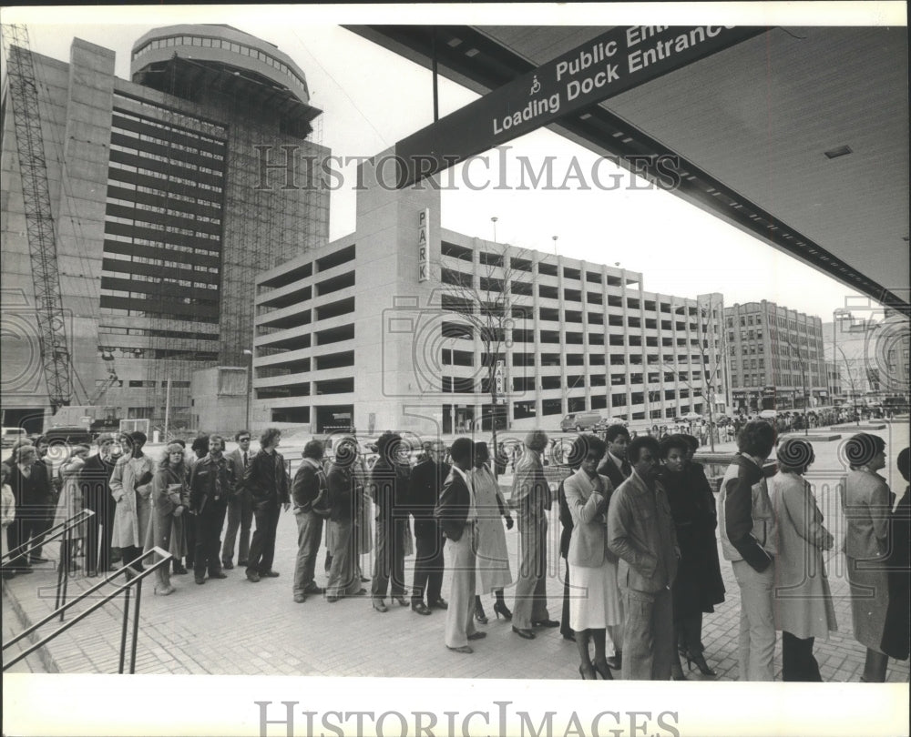 1980 Press Photo People seek work at newly opened Hyatt Regency Hotel, Milwaukee- Historic Images