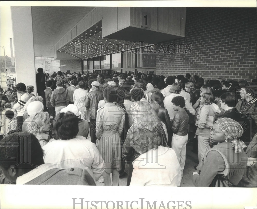 1980 Press Photo Line of people seeking work at Hyatt Regency Hotel, Milwaukee- Historic Images