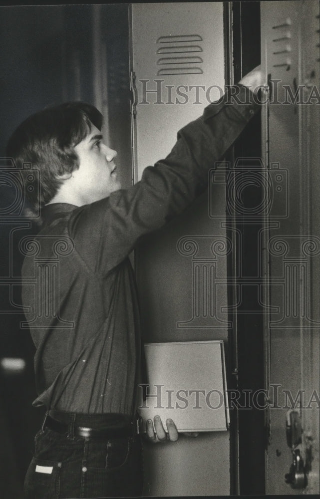 1988 Press Photo Dancer Daniel Morris reaching into his locker- Historic Images