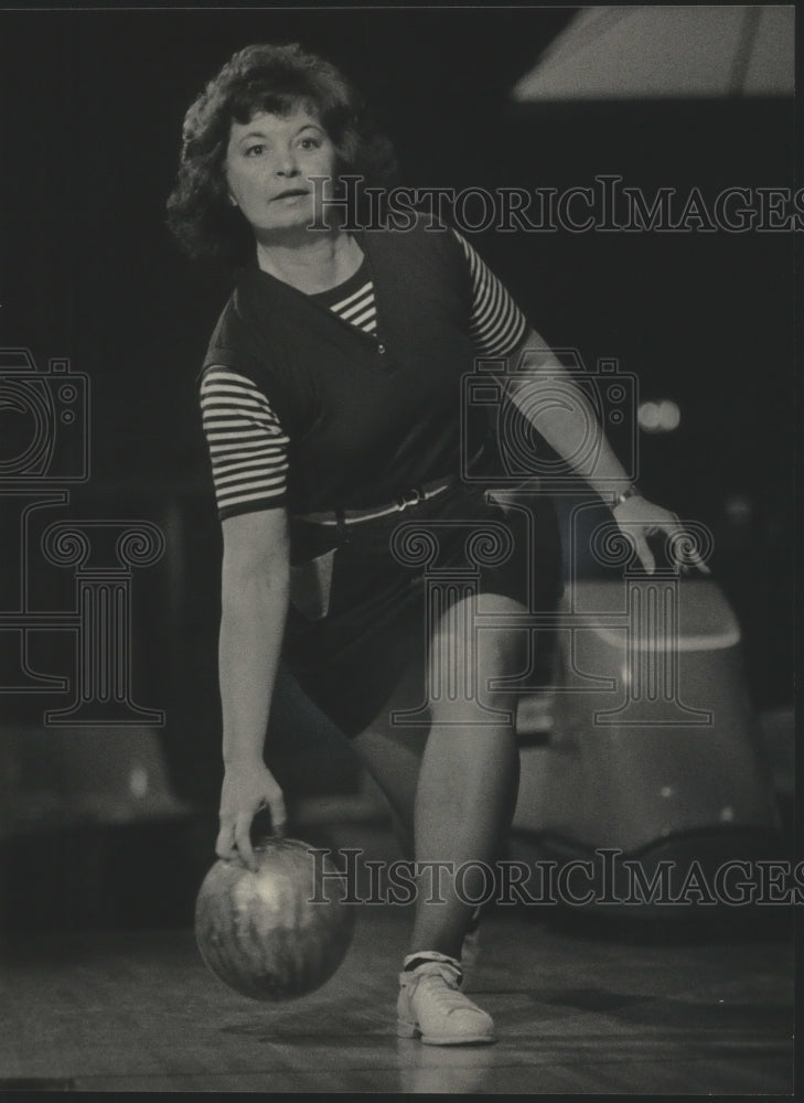 1985 Press Photo Nancy Moro bowling in Wisconsin - mjb73479- Historic Images