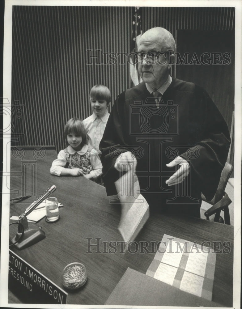 Load image into Gallery viewer, 1972 Press Photo Judge Elton J. Morrison and grandchildren in his courtroom
