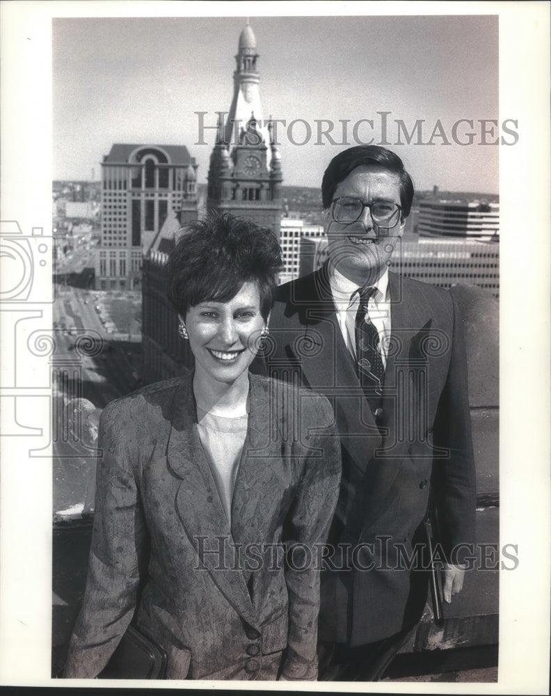 1994 Press Photo Linda M. Krueger, Dale E. Muehl, atop building in Milwaukee- Historic Images