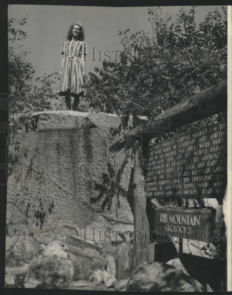 Load image into Gallery viewer, Press Photo Gwen Egdahl of Wausau on summit of Rib Mountain - mjb73579
