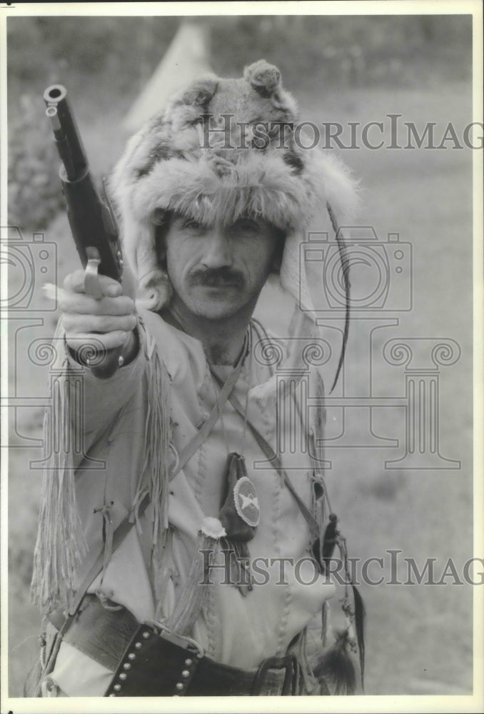 1989 Press Photo John Furimsky of Golden Colorado, takes aim with his musket- Historic Images