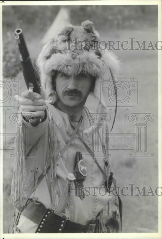 1989 Press Photo John Furimsky of Golden Colorado, takes aim with his musket- Historic Images