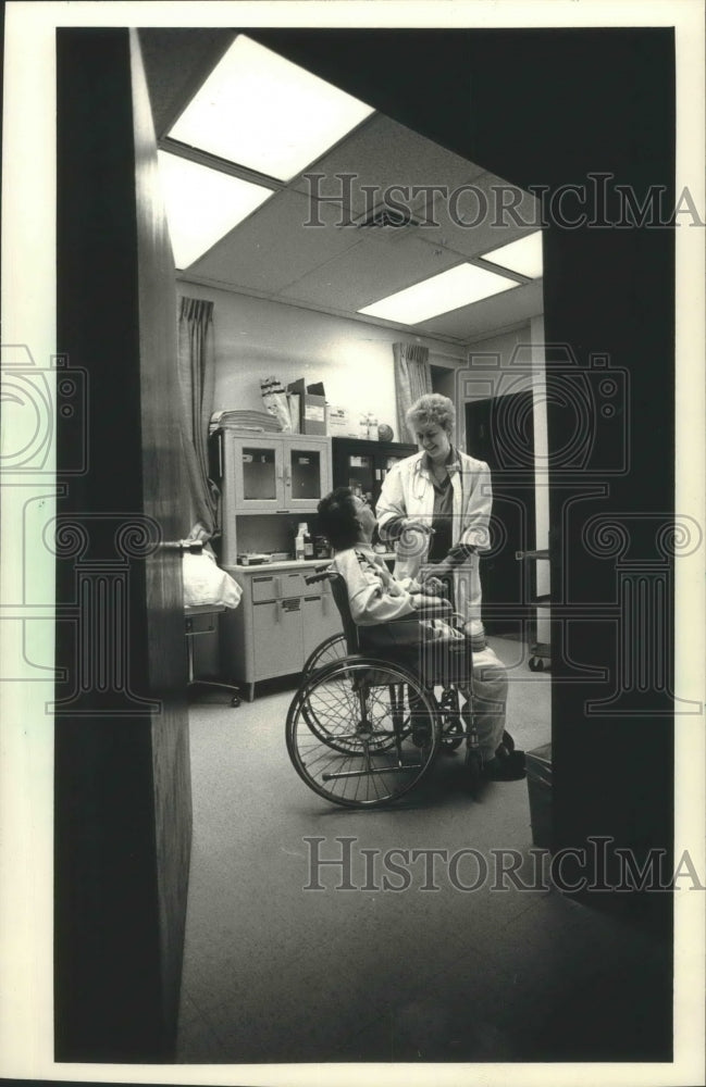 1988 Press Photo Mount Carmel Health Care Nurse Nancy McClellan &amp; Eleanor Braun- Historic Images